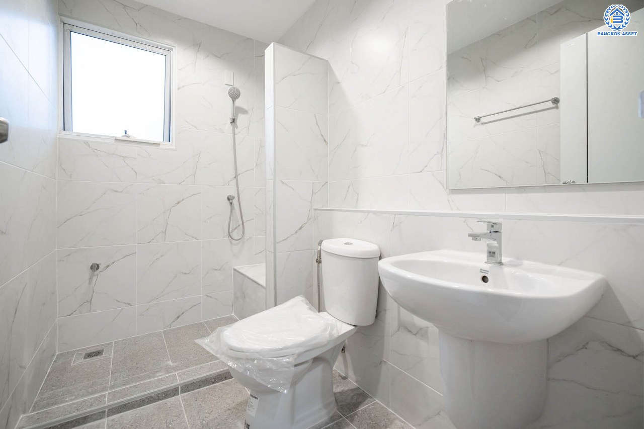 บ้านมือสองตกแต่งใหม่ โครงการ มัณฑนา วัชรพล-รามอินทรา2 หลังมุม เนื้อที่ 74.2 ตร.ว. ฟังก์ชัน 3 ห้องนอน 3 ห้องน้ำ จอดรถได้ 2 คัน พร้อม Living Room กว้างขวาง บนทำเลใจกลางเมือง! เชื่อมต่อทั้งถนนเกษตร-นวมินทร์, ลาดพร้าว, รัชโยธินฯ ใกล้ทางด่วน "รามอินทรา–อาจณรงค์" และรถไฟฟ้าสายสีน้ำตาล "สถานีโรงเรียนสตรีวิทยา2"...